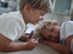 "Drugie dziecko daje popalić bardziej niż pierwsze". To nie żart, a nauka