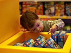 Rodzice zaproponowali dziadkom, by kupić dziecku wspólny prezent. "Dobra, ale musi być pod moją choinką"