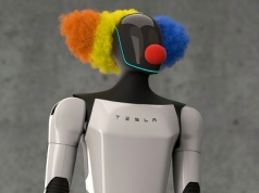 Robot Tesli to nieśmieszny żart. "Zdalnie sterowany bubel"