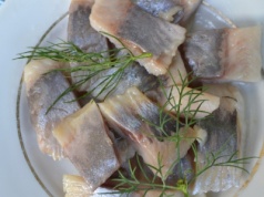 Śledzie mocz dokładnie tyle. Będą miękkie i odpowiednio słone