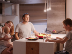 Jedzenie posiłków z dziećmi to nie tylko rytuał. "Lepsze wyniki w nauce"