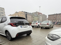 Dziki parking na placu Dąbrowskiego. Straż miejska bezradna, a problem zniknie dopiero po remoncie
