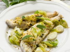 Znana ryba z tym dodatkiem to nowy hit. Urosła konkurencja dla karpia. Poznajcie tajniki tej pyszności