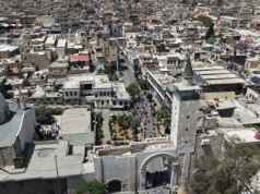 Nie zważają na bombardowania i ostrzeżenia. Jeździ tam coraz więcej turystów