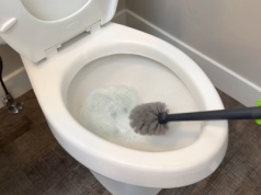 Wyjmij z zamrażarki i wrzuć do WC. Najszybszy awaryjny trik na czystą toaletę