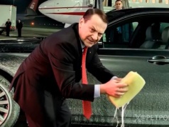 Limuzyna prezydenta Nawrockiego z lotniska w Rydze jednak została umyta… przez ministra Sikorskiego (WIDEO)