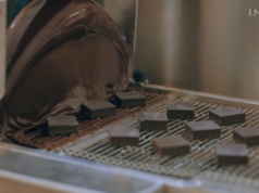 Dlaczego właśnie Szwajcaria robi najlepszą czekoladę? Odpowiedź kryje się w jednej maszynie