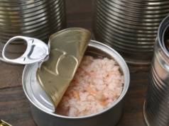 Puszki po konserwach problematyczne dla Polaków. Wielu wybiera zły kosz