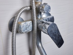 Osad z mydła na umywalce to już przeszłość. Wystarczy odrobina tego produktu