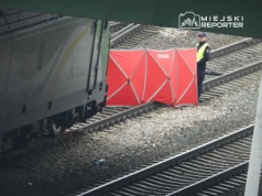 Tragedia na Woli. Kobieta wtargnęła na tory, nie żyje