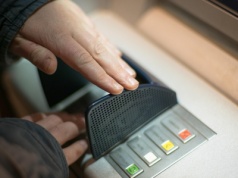 Stracili prawie 100 tysięcy złotych. Seniorzy z gminy Grudziądz oszukani metodą „na policjanta”