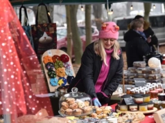 Jarmark Bożonarodzeniowy ma konkurencję. Herbatę dają tu za darmo, a pajda chleba kosztuje dwa razy mniej