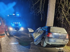 Golf rozbił się o drzewo, dwie osoby nie żyją
