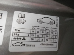 Niepozorna naklejka w aucie. Kto jej nie czyta... ten ryzykuje. Oszczędzi ci stresu na stacji