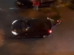 Bójka w Las Palmas: młody mężczyzna pobity i przejechany przez auto