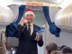 Steward LOT-u śpiewa na pokładzie. Internauci zachwyceni. "Prosimy o grafik lotów tego pana"