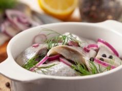 Wigilijne śledzie po grecku. Znikną ze stołu szybciej niż karp