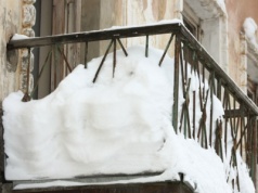 W chłodne dni trzymasz jedzenie na balkonie? Uważaj, możesz to przypłacić zdrowiem