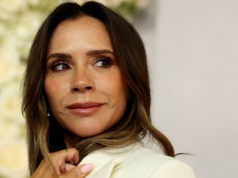 Victoria Beckham w modnym płaszczu z kołnierzem. Zachwyciła też u Fallona