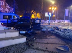 23-latek roztrzaskał się BMW na pomniku Józefa Piłsudskiego