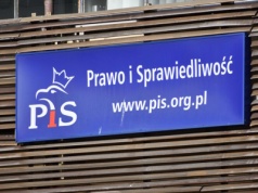 Burza na szczytach PiS: frakcje kontra Morawiecki