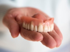 Jak długo można nosić protezę zębową? Dentystki tłumaczą i wskazują na ważną rzecz