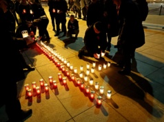 Krzyż ze zniczy powstał na placu Litewskim. To upamiętnienie ofiar stanu wojennego