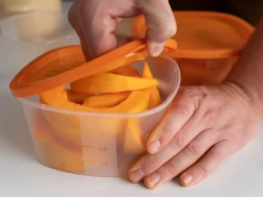 Plastikowe pojemniki zabarwiły się od jedzenia? Ten trik działa w minutę!