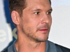 "Załamuję ręce". Mikołaj Roznerski reaguje na nagłówki o "dramatycznym wypadku"