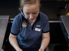 Podwyżki pensji w 2026 r. Te sieci odkryły karty. Oto nowe stawki