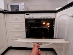 Brudny piekarnik? Nie kupuj drogiej chemii! Trik za 2 złote ratuje domowy budżet