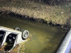 Auto w rzece! W pojeździe uwięzione dwie młode osoby.