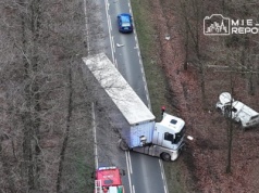 Zderzenie ciężarówki i trzech osobowych. Jedna osoba w szpitalu, droga zablokowana
