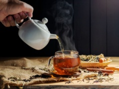 Dlaczego herbata bulgocze i pieni się przy zalewaniu? Powód zaskakuje wielu miłośników tego naparu