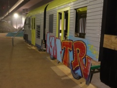 Mieszkańcy alarmują: Nowy pociąg w parku Kolejowym zniszczony