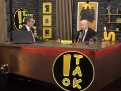 Nietypowe tabliczki skradły show Kaczyńskiego. "Miejsce na twoją reklamę"