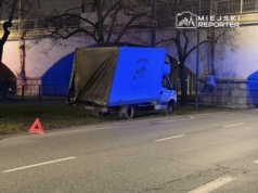 Kolejne dostawcze auto uderzyło w wiadukt na Targowej. Kierowca pod opieką ratowników