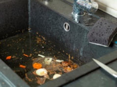 Tak odetkasz zlew bez drogiej chemii. Pomoże proszek z kuchni za niecałe 2 zł. Wystarczą trzy łyżki