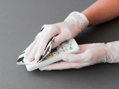 Każdy go dotyka, mało kto myje. Pilot do TV to raj dla bakterii