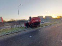 Dachowanie samochodu na al. Tysiąclecia w Lublinie. Utrudnienia w ruchu