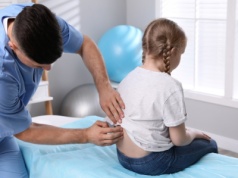 Alarmujące wyniki nowych badań u dzieci. "Ponad 60 proc. ma wady kręgosłupa"