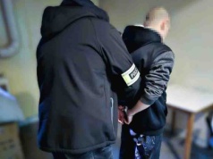 Zapłacił kobiecie za erotyczną randkę, potem groził jej nożem i wypchnął z jadącego samochodu