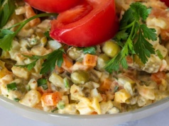 Jak długo powinna "przegryzać się" sałatka jarzynowa? Podano liczbę godzin