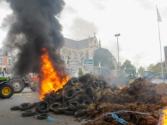 Francuscy rolnicy znów na ulicach. Blokady dróg i starcia z policją