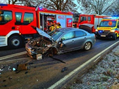 Czołowe zderzenie na trasie Ostrów – Krotoszyn (ZDJĘCIA)