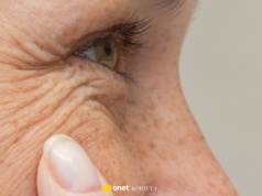 Ten krem ściera cienie i zmarszczki pod oczami. Unosi opadającą powiekę jak dźwig!