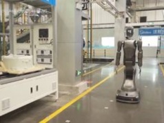 Tak pracują chińskie roboty. Mają konstrukcję humanoidalną