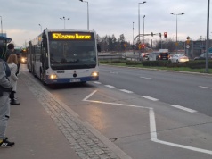 Miasto tłumaczy opóźnienia w zadaszeniu przystanków przy Rondzie Mogilskim i Nowym Kleparzu