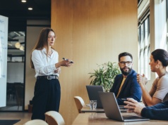 Mankeeping – niewidzialna i niedoceniona praca kobiet w firmach. Kto na niej korzysta?