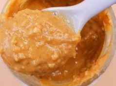 Łyżka dziennie może zmienić twój metabolizm. Sprawdź, co naprawdę robi masło orzechowe